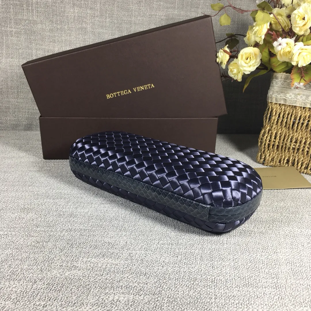 8651 Large Classic Dinner Bag ~~~Snake leather with ribbon ~~~Dense and slippery, not easy to fluff, can hold iPhones of all sizes! Size: 25cm*9.5cm*4cm